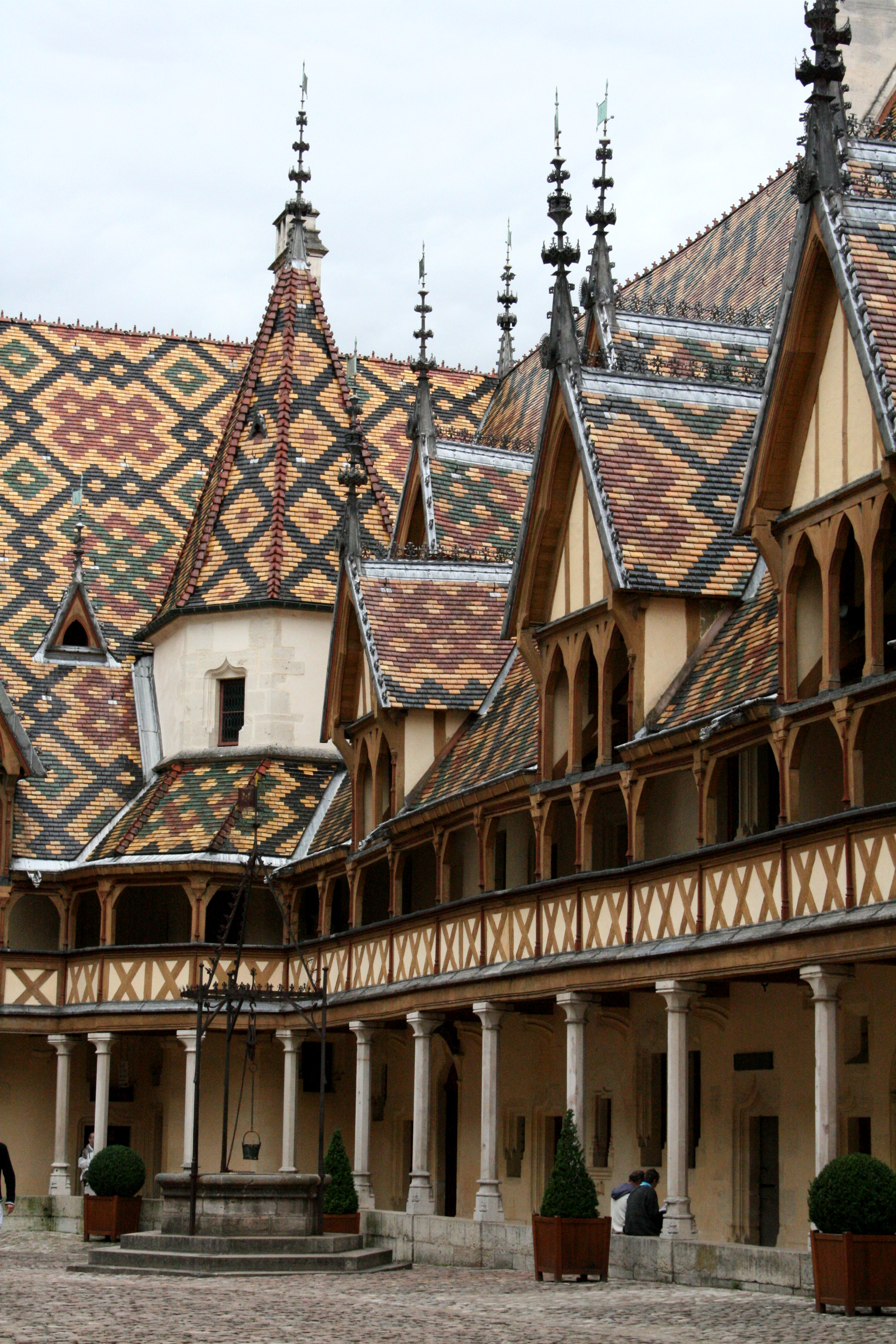 Toits vernissés de Beaune en Bourgogne