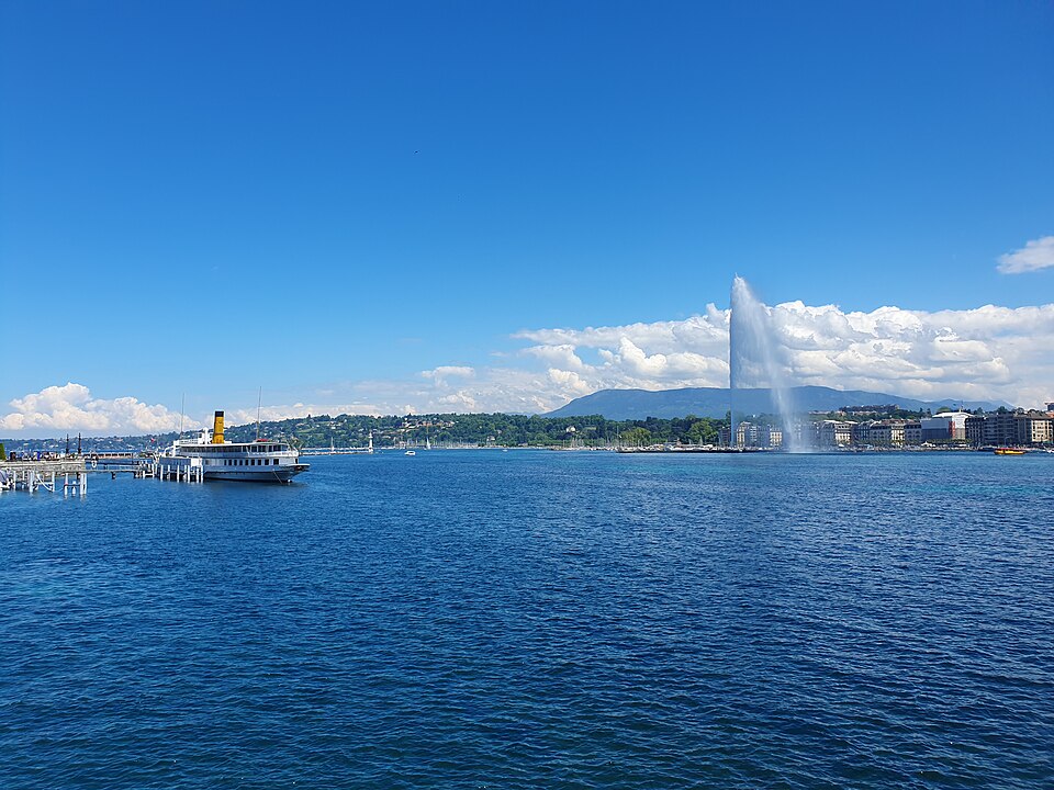 Jet d’Eau de Genève et Alpes en arrière-plan